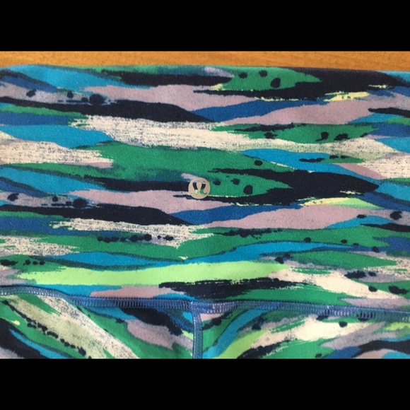 High waisted lululemon wonder under capris - Picture 4 of 6